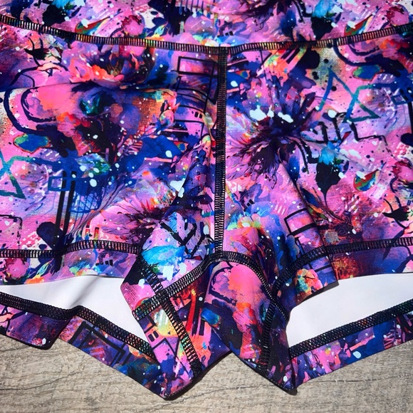 Peachy Athletic shorts 2.5” Serenity size medium Rosemarys Roses print - Picture 2 of 3